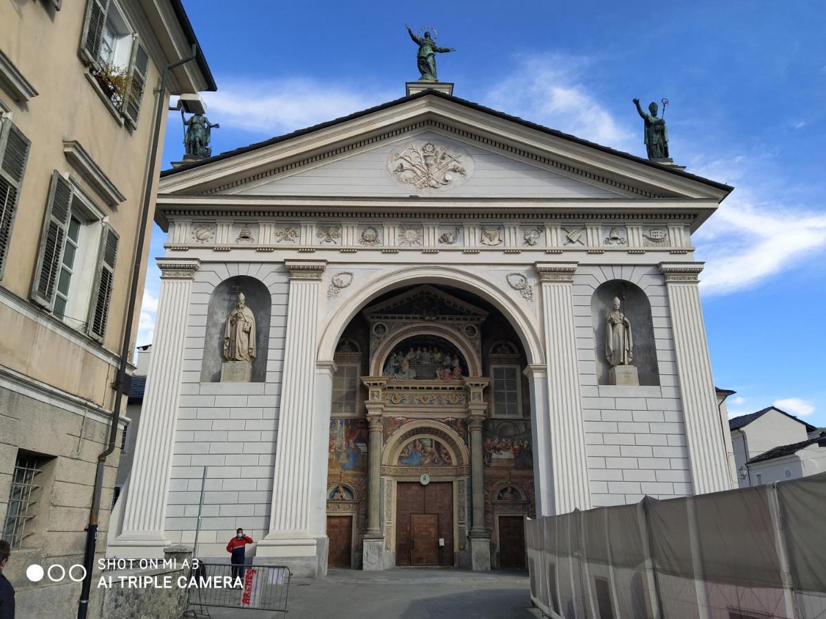 Apartamento Un oeil sur la cathédrale Aosta Exterior foto