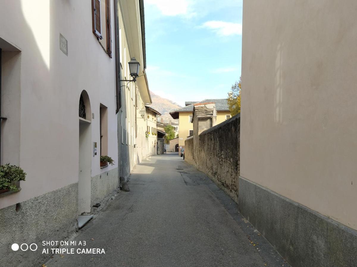 Apartamento Un oeil sur la cathédrale Aosta Exterior foto